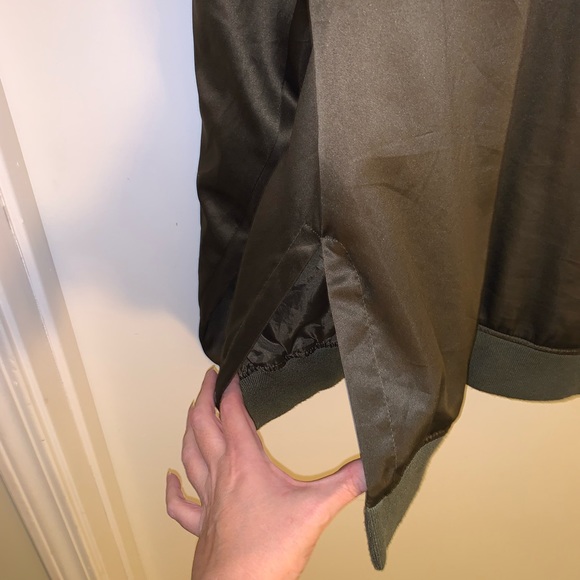 Men’s forever, 21 large bomber jacket, army green with splits small stain - Picture 2 of 6